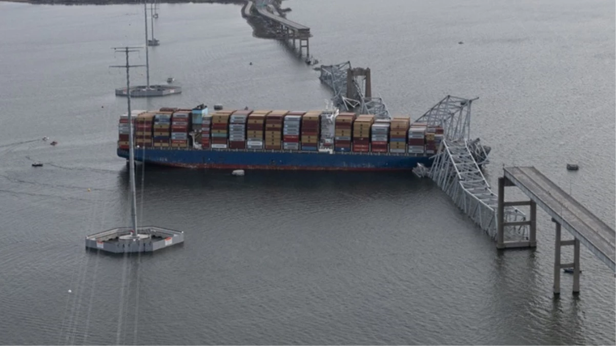 ABD'de geminin çarpmasıyla yıkılan köprüden nehre düşen 2 kişinin cesedi bulundu