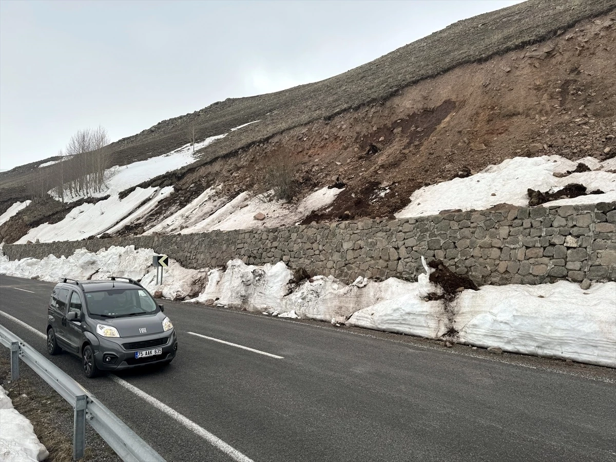 Ardahan-Ardanuç kara yolunda kaya düşmesi