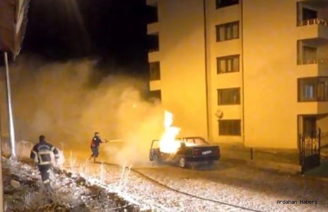 Ardahan'da park halindeki otomobilde yangın çıktı