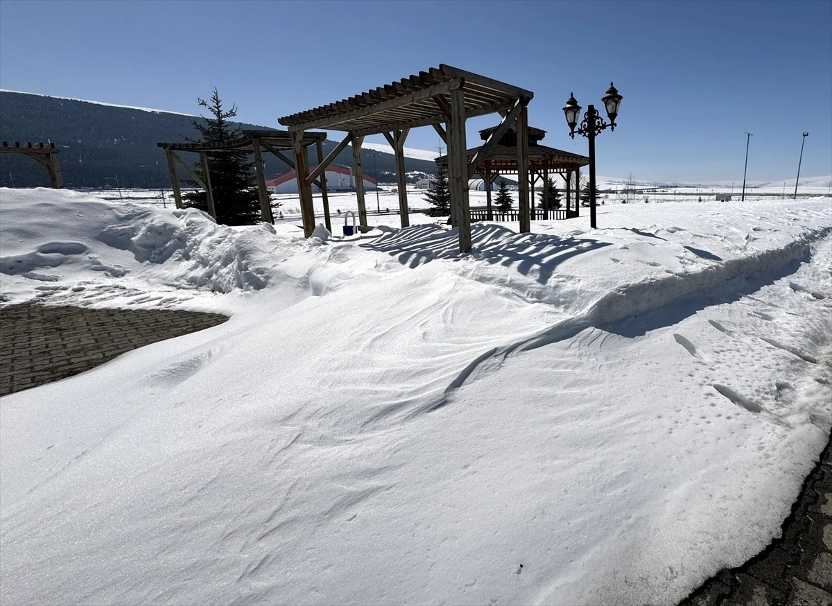 Ardahan'da Bahar Mevsiminde Yağan Kar Erimedi