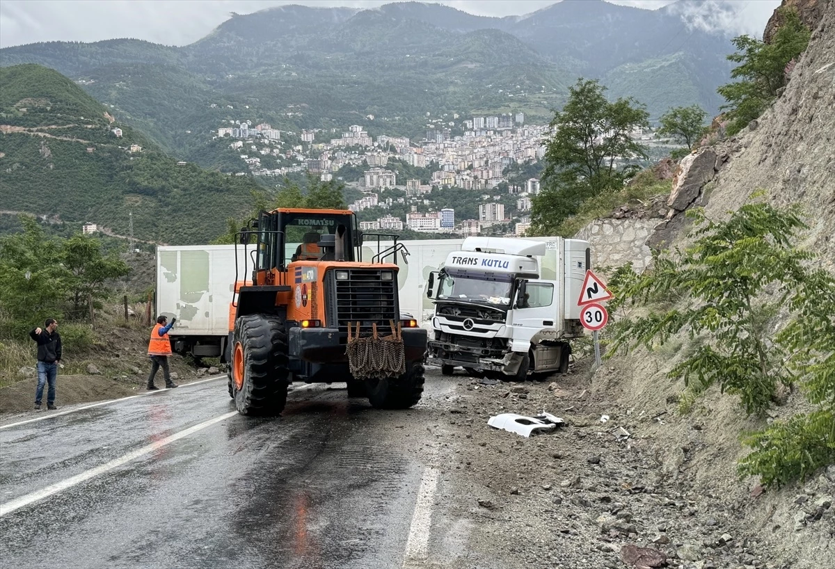 Artvin-Ardahan kara yolunda tır kazası: Ulaşım yeniden sağlandı