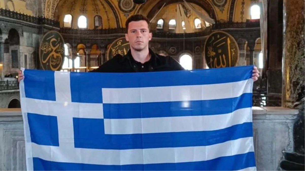 Ayasofya'da provokasyon! Yunan turist bayrak açıp fotoğrafı da skandal bir notla paylaştı