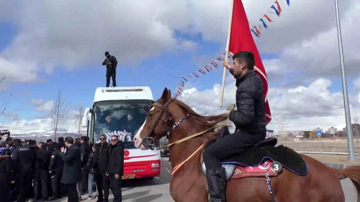 Cumhurbaşkanı Erdoğan, Erzurum mitinginde yoğun ilgiyle karşılandı