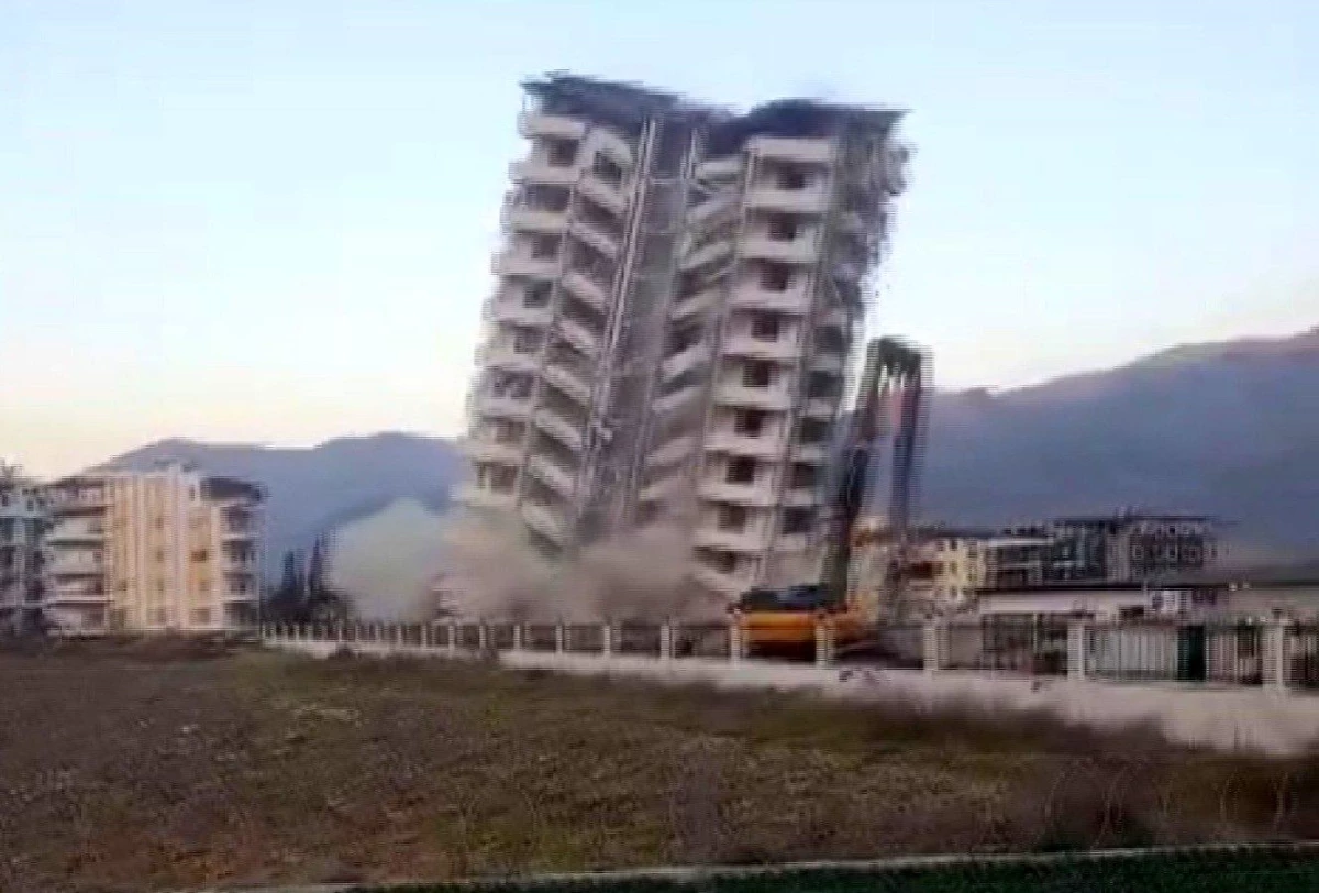 Depremin vurduğu Hatay'da ağır hasarlı bina kontrollü yıkıldı