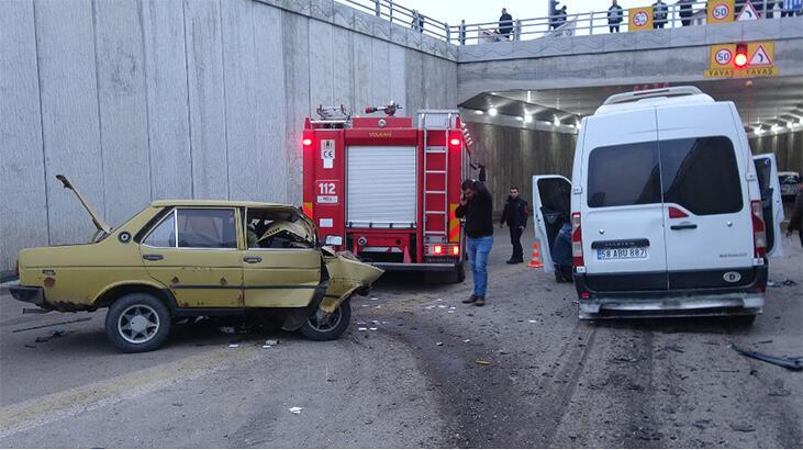 İşçi servis minibüsü otomobille çarpıştı! 1 kişi hayatını kaybetti