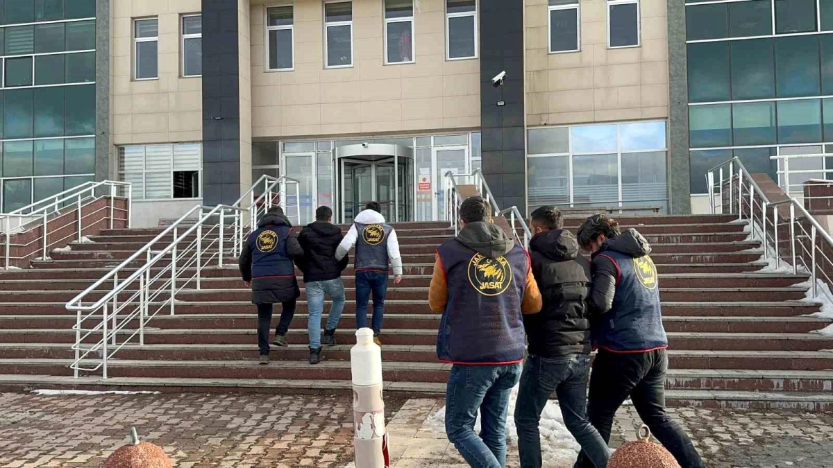 Kars'ta FETÖ üyesi 3 kişi yakalandı
