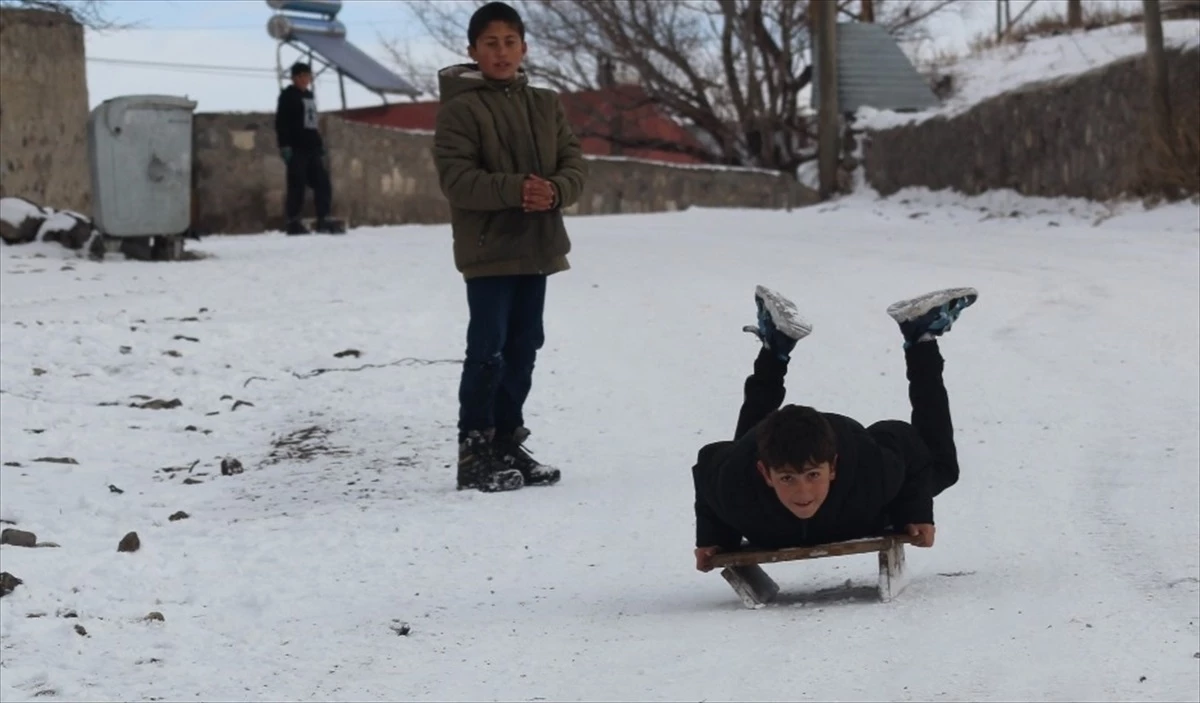 Kars'ta Olumsuz Hava Koşulları Nedeniyle Eğitime Ara Verildi