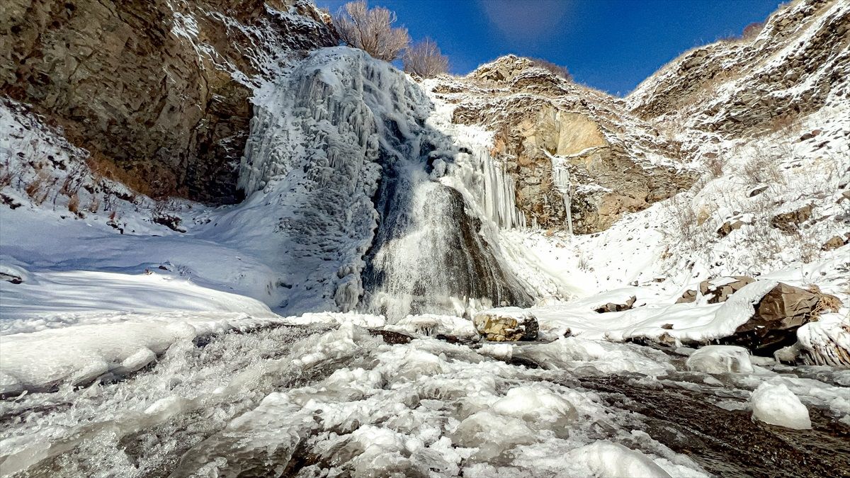 Kars'ta Susuz Şelalesi Soğuk Hava İle Kısmen Dondu