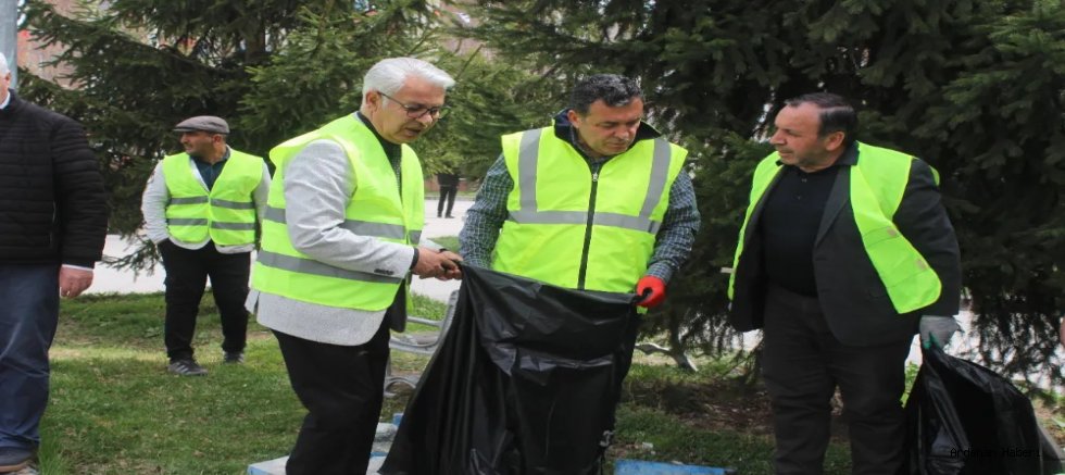 Ardahan Belediye Başkanı Faruk Demir, temiz çevre duyarlılığını artırmak amacıyla çevre temizliği yaptı