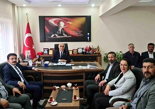 AK Parti Ardahan İl Koordinatörü Volkan Mengi, Çıldır Belediye Başkanı Kemal Yakup Azizoğlu ve İl Genel Meclis Üyesi Ahmet Rıfat Vural'a hayırlı olsun ziyaretinde bulundu.