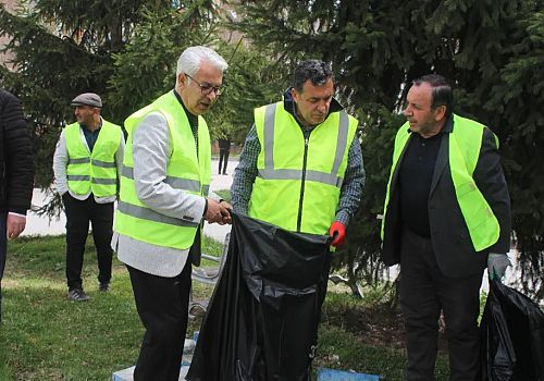 Ardahan Belediye Başkanı Faruk Demir, temiz çevre duyarlılığını artırmak amacıyla çevre temizliği yaptı