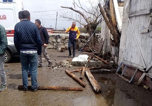 Aşırı Yağışlar Nedeniyle Çıldır Eskibeyrehatun Köyünde Ev Çöktü 1 Yaralı 