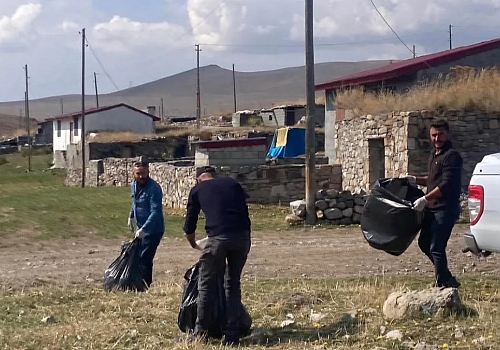 Damal da bir grup vatandaş yaylada çöp topladı. 