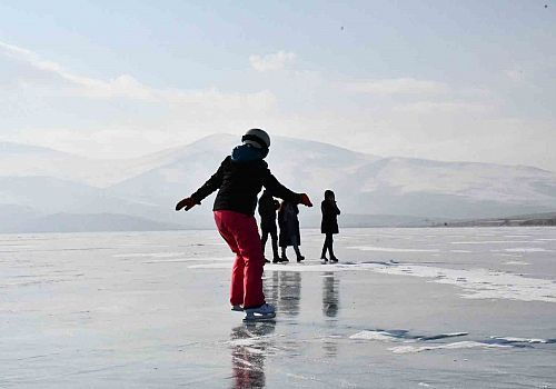 İstanbul’dan gelen Bahar Gürsoy, Buz pateni yapmayı Çıldır Gölü'nde bu buzu gördüğüm zaman karar verdim