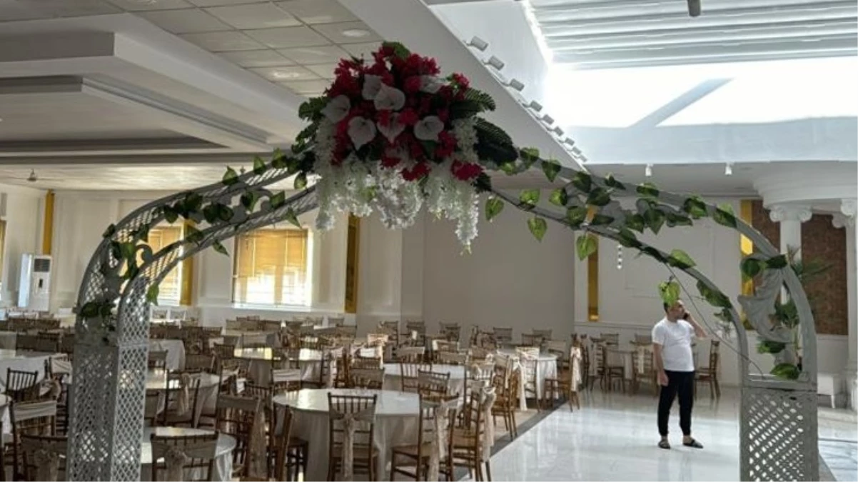 Tokat'ın Turhal ilçesinde deprem nedeniyle düğün salonunda çökme meydana geldi