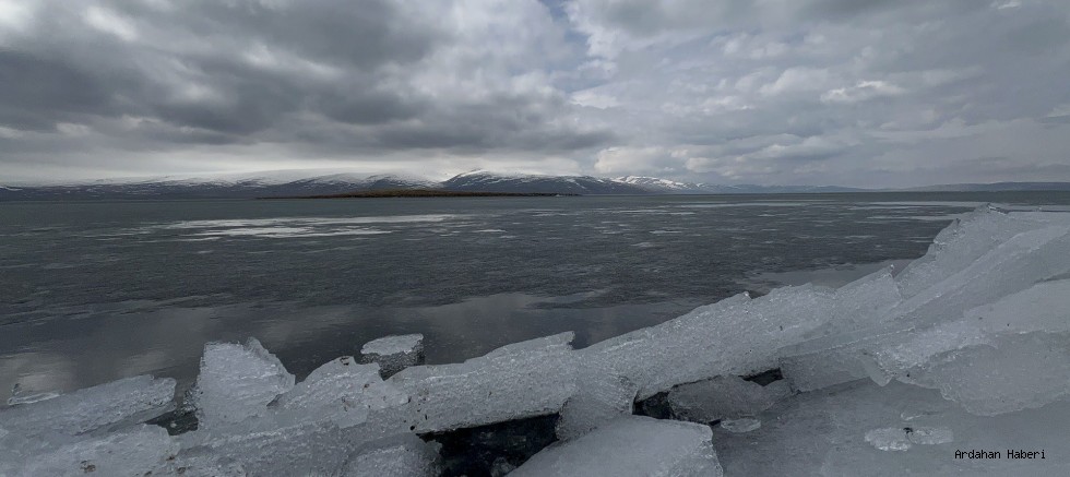 Ardahan Haberi: Çıldır Gölü'nün buzla kaplı yüzeyi, havaların ısınmasıyla erimeye başladı.