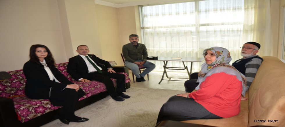 Ardahan Valisi Hüseyin Öner depremlerden etkilenen ve kentte konaklayan ailelere ziyarette bulundu.