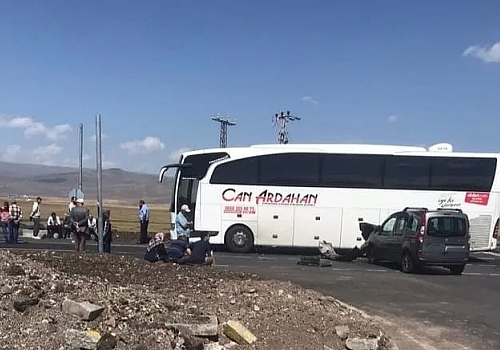 Ardahan Devlet Hastanesine yapılan yeni yolun kavşağında kaza meydana geldi