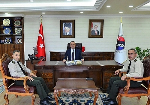 Askerlik Şubesi eski ve yeni Başkanları Ardahan Valisi Öner'i ziyaret etti