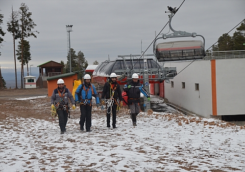 Hazırlıkların tamamlandığı Cıbıltepe Kayak Merkezi'nde kar bekleniyor