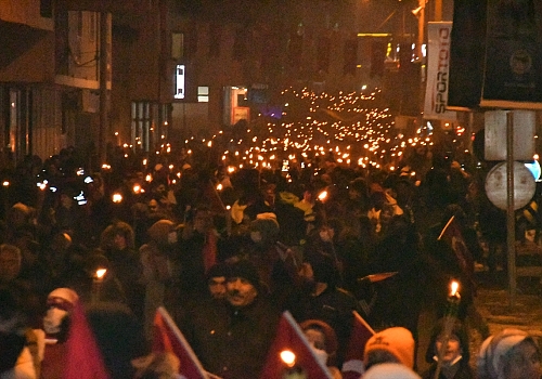 Kars'ta binlerce kişi Sarıkamış şehitleri ni anmak için meşaleyle yürüdü