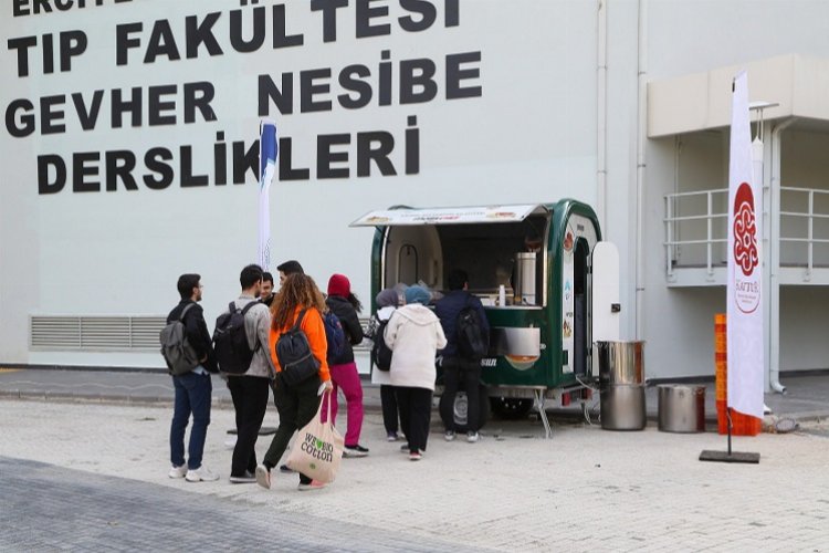 Kayseri Büyükşehir'den ERÜ öğrencilerine çorba ikramı