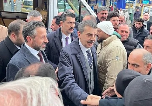 Milli Eğitim Bakanı Tekin, Ardahan da esnaf ziyareti yaptı.
